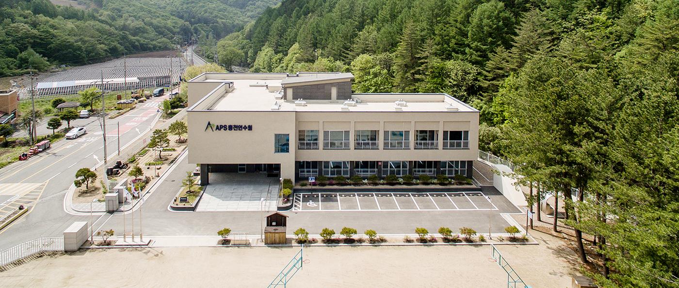 연수원 항공 사진. 건물 앞 주차장과 그 아래 운동장